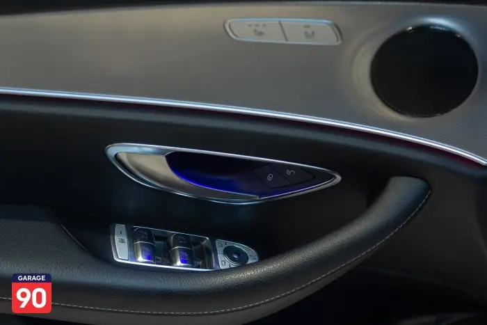 Mercedes-Benz E300 2019 - صورة 18